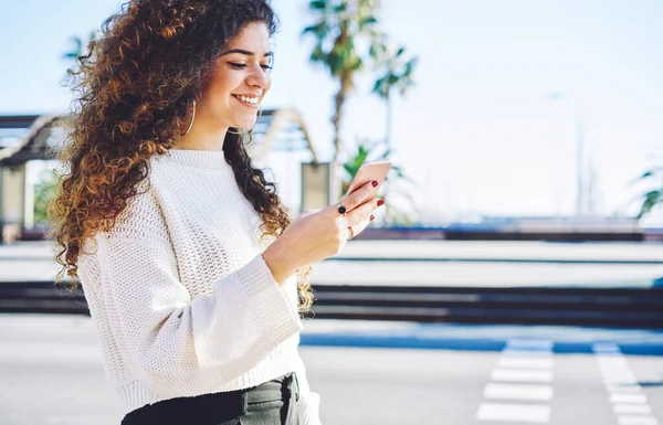 Gezici şehir gezisi sırasında sosyal medya sayfaları için 4G kablosuz bağlantı kuran mutlu milenyum blogcusu, akıllı telefon teknolojisi tarama yayınına sahip neşeli hippi kız