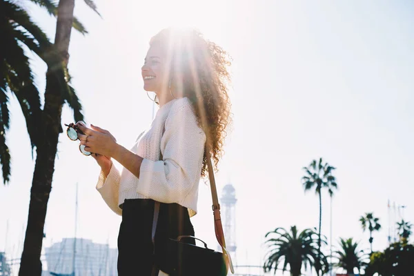 Güzel Kadın Kullanıcının Elinde Modern Akıllı Telefon Cihazıyla Yaz Tatillerinin — Stok fotoğraf