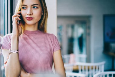 Kafkasyalı kadın turistin 4G internete bağlanıp danışmanlık aracını boş zamanlarında konuşturması, cep telefonu iletişimi yapmak için cep telefonu uygulamasını kapalı alanda kullanması üzerine kafa yorması.