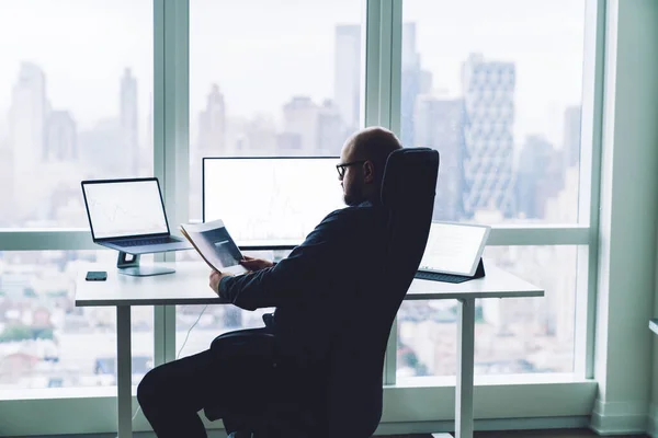 Side View Pensive Male Employee Sitting Desk Armchair While Exploring — Stock Photo, Image