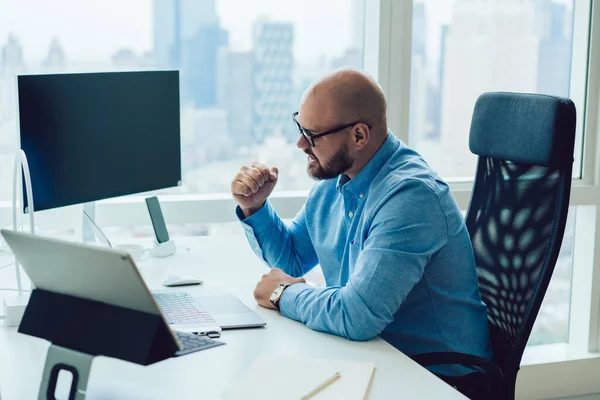 Side View Tevreden Mannelijke Ondernemer Formele Kleding Verhogen Vuist Opwinding — Stockfoto