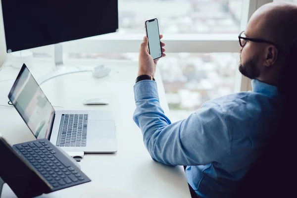 Side View Crop Bald Bearded Businessman Formal Clothes Eyeglasses Browsing — Stockfoto