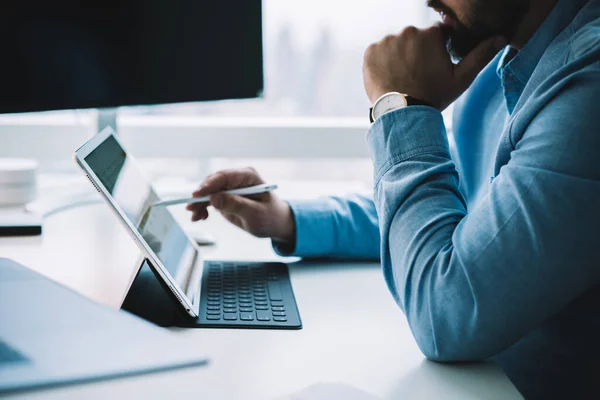 Synsvinkel Ugjenkjennelig Skjeggete Mannlig Entreprenør Klasse Som Berører Haken Mens – stockfoto