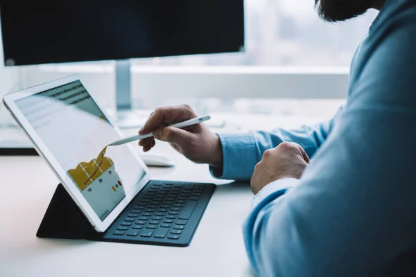 Sett Fra Siden Åkerfri Mannlig Leder Stilig Skjorte Som Sitter – stockfoto