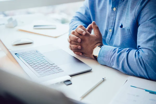 Unrecognizable Male Entrepreneur Blue Shirt Sitting Table Working Financial Data — Fotografia de Stock