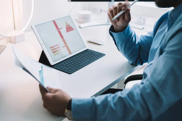 Side View Crop Anonymous Male Employee Using Modern Tablet Keyboard — Foto de Stock