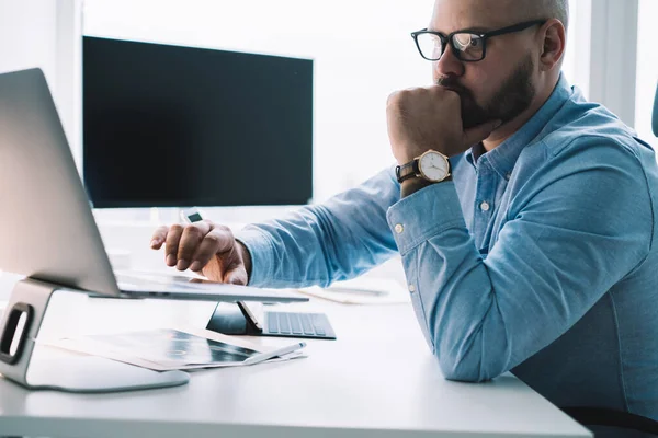 Side View Crop Concentrated Male Entrepreneur Glasses Typing Keyboard Netbook — Stockfoto