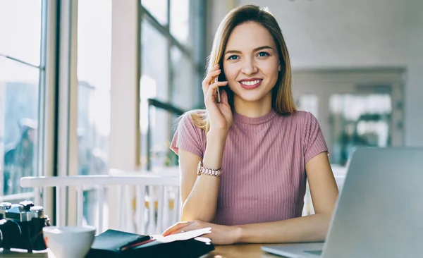 Portrait Cheerful Woman Using Application Talking Friend Smartphone Working Remotely — Fotografia de Stock