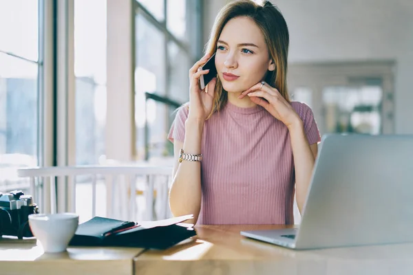 Beautiful Woman Using Application Talking Smartphone Technology Working Remotely Laptop — Fotografia de Stock