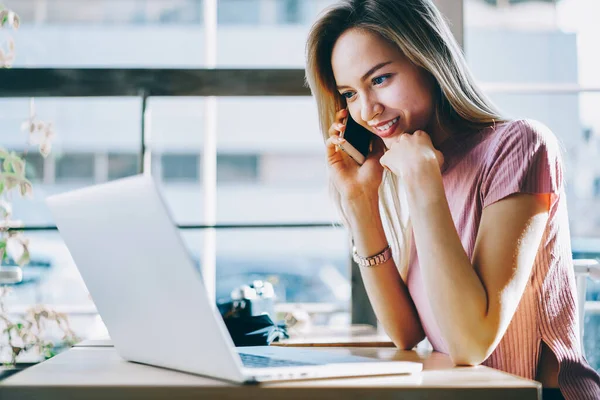 Cheerful Copywriter Using Internet Connection Having Phone Conversation Freelance Job – stockfoto