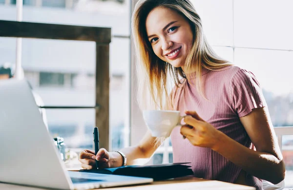 Portrait Cheerful Female Copywriter Cup Tasty Coffee Smiling Camera Using — Fotografia de Stock