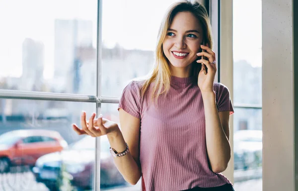 Femme Souriante Heureuse Entendre Bonnes Nouvelles Parler Sur Téléphone Portable — Photo