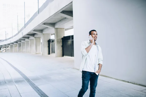 남자가 근처의 스마트폰으로 대화하는 — 스톡 사진