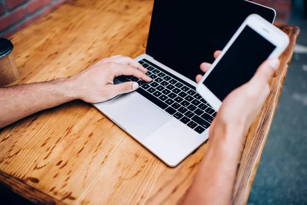 Cultivo Anónimo Joven Freelancer Masculino Sentado Calle Silla Cerca Mesa — Foto de Stock