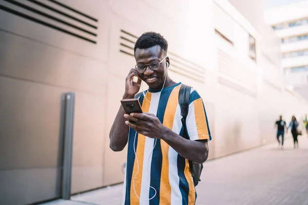 Χαμογελώντας Hipster Τύπος Σκούρο Δέρμα Χρησιμοποιώντας Ψηφιακό Κινητό Τηλέφωνο Για — Φωτογραφία Αρχείου