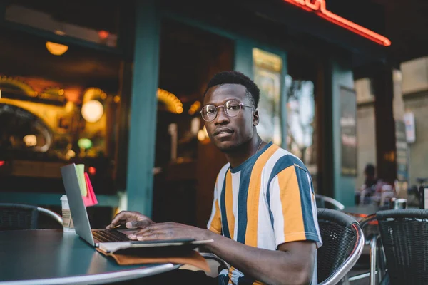 Young African American Man Colorful Casual Clothes Eyeglasses Relaxing Cafe — Stockfoto