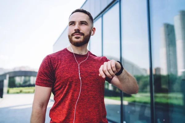 Atleta Masculino Contento Con Auriculares Reloj Inteligente Descansando Después Del — Foto de Stock