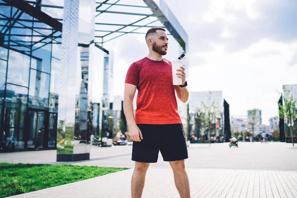 Serious Fit Sportsman Activewear Standing Sidewalk Glass Building While Holding — Foto de Stock