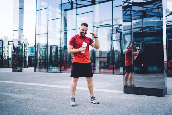 Cuerpo Completo Atleta Masculino Riendo Con Reloj Inteligente Que Enfría — Foto de Stock