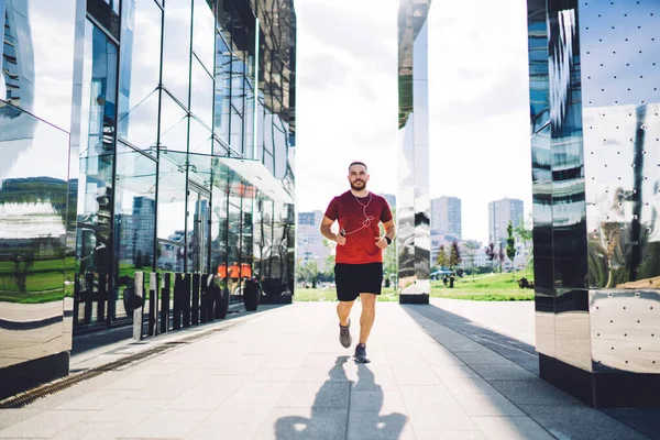 Deportista Muscular Cuerpo Completo Ropa Deportiva Corriendo Pavimento Cerca Edificio — Foto de Stock