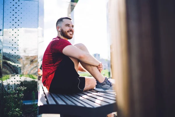 Pandangan Samping Dari Pria Yang Bahagia Dalam Pakaian Olahraga Dan — Stok Foto