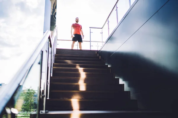 Desde Abajo Hombre Joven Ropa Deportiva Pie Las Escaleras Del — Foto de Stock