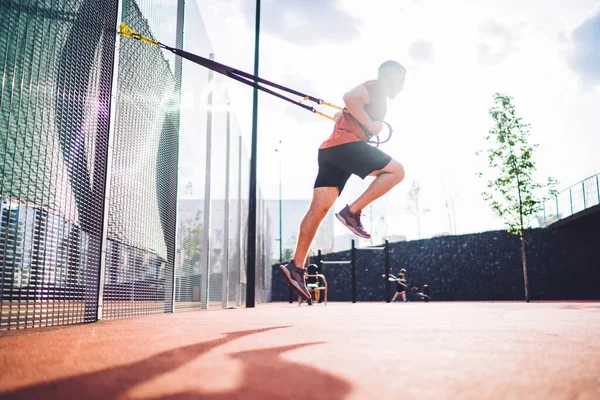 Spor Ayakkabılı Sporcunun Güneşli Bir Günde Antrenman Yaparken Atlayıp Bakışlarını — Stok fotoğraf