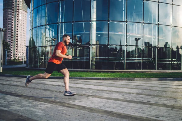 Vista Lateral Del Deportista Atlético Ropa Deportiva Corriendo Rápido Pavimento — Foto de Stock