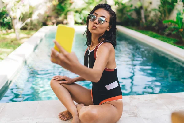 Young Female Swimsuit Sunglasses Short Hair Pouting Lips Taking Selfie — Stockfoto