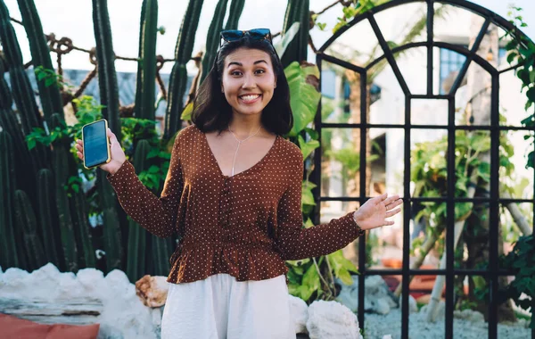 Mujer Joven Sonriente Expresiva Vestido Elegante Levantando Las Manos Con —  Fotos de Stock