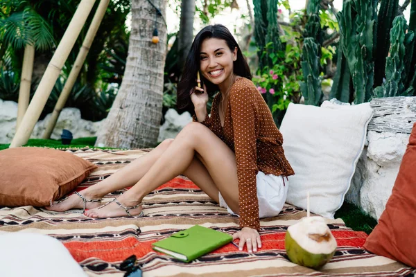 Side View Cheerful Ethnic Female Casual Outfit Sitting Soft Colorful — Stock fotografie