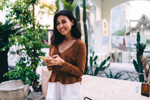 Şık Bluzuyla Gülümseyen Kadın Kameraya Bakarken Arkadaşına Mesaj Yazıyor Rahat — Stok fotoğraf