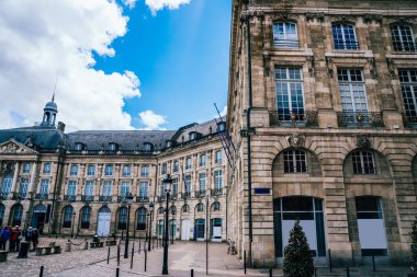 Bordeaux Fransa 'nın ortasında yürüyen insanların bulunduğu meydandaki balkonlarla birlikte yaşlılık binasının dış cephesi.