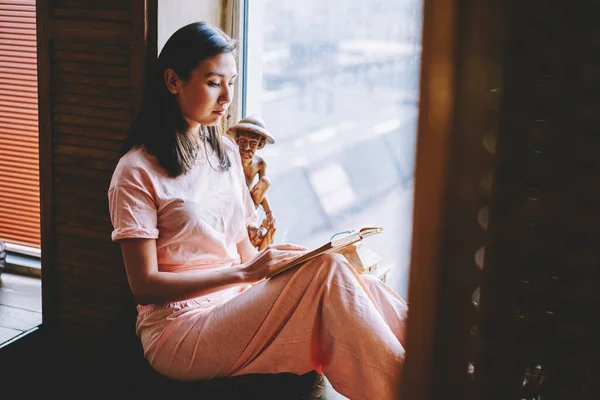 Çekici Asyalı Hippi Kız Boş Zamanlarında Edebiyat Kitabında Çok Satanlar — Stok fotoğraf