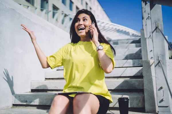 Emocional Chica Hipster Asiático Gesto Durante Conversación Del Teléfono Móvil —  Fotos de Stock