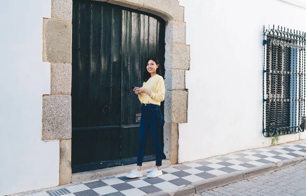 Full Length Cheerful Asian Woman Casual Clothes Standing Old Building — 图库照片
