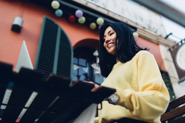 快乐的亚洲自由职业者在人行道上的4G无线上网 在现代笔记本电脑上远程工作 下面是快乐的女生通过上网本学习享受教育的情景 — 图库照片