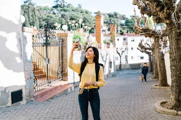 Asian Tourist Using Cellphone Camera Shooting Video Vlog Solo Getaway — стоковое фото