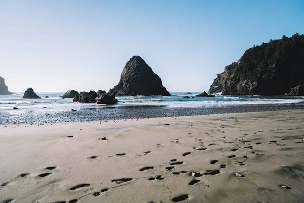 Amerika Güneşli Bir Günde Kayalık Kayalıklarla Kaplı Sakin Bir Denizin — Stok fotoğraf