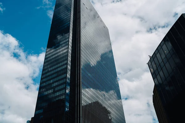 Zdola Soudobých Vysokých Mrakodrapů Zrcadlovými Okny Umístěnými Newyorské Ulici Dne — Stock fotografie