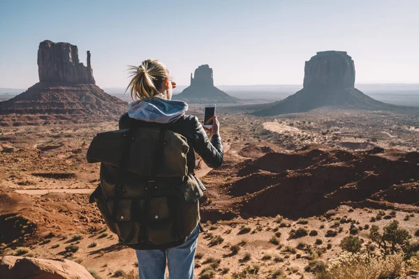 Back View Anonymous Female Traveler Casual Clothes Backpack Standing Looking — Fotografia de Stock