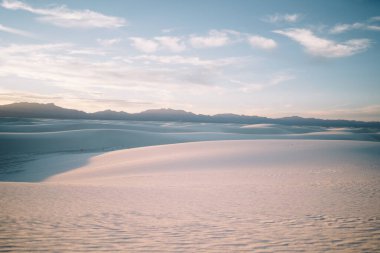 New Mexico 'daki White Sands Ulusal Parkı' nda bulut mavisi gökyüzüne karşı alçıtaşı kum tepesi manzarası inanılmaz.