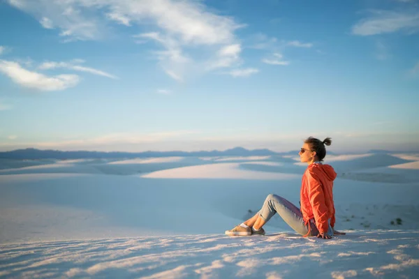 Side View Female Traveler Sportswear Sitting Ground Enjoying Amazing Landscape — стоковое фото