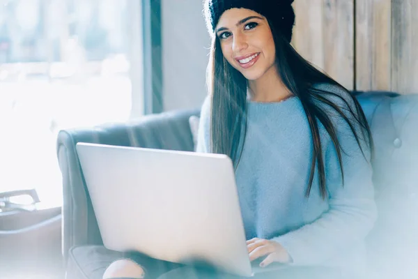 Portrait Happy Caucasian Woman Modern Netbook Smiling Camera While Installing — Fotografia de Stock