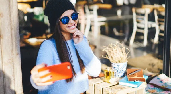 Happy Millennial Influencer Shooting Positive Video Vlog Using Smartphone Front — Stock Photo, Image