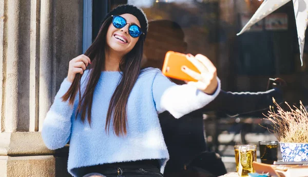 Trendy Hipster Meisje Zonnebril Glimlachen Aan Voorkant Mobiele Camera Tijdens — Stockfoto
