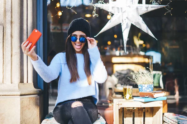 Toothy Hipster Meisje Schieten Invloed Vlog Tijdens Rusttijd Voor Het — Stockfoto