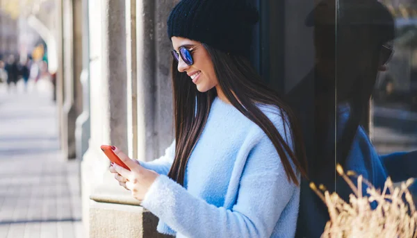 Cheerful Caucasian Woman Resting City Street Installing Banking App Mobile — Fotografia de Stock