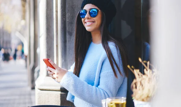 Happy Generation Stylish Sunglasses Using Cellular Gadget Leisure City Cheerful — стоковое фото