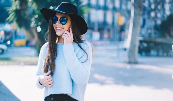 Happy Female Tourist Connecting Roaming Internet Making International Conversation Discuss — Stock Photo, Image